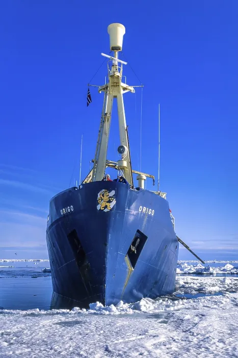 Gerahmter Druck : Schiff an der Eisschwelle in der Arktis. Gerahmter Druck : Schiff an der Eisschwelle in der Arktis.