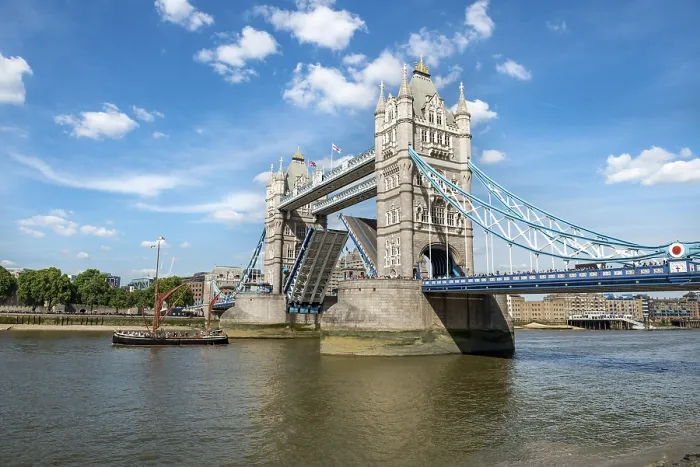 Gerahmter Druck : Das Schiff passiert die offene Towerbrücke, der Durchgang. Gerahmter Druck : Das Schiff passiert die offene Towerbrücke, der Durchgang.