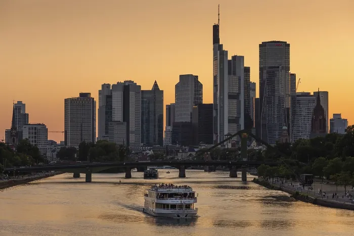 Gerahmter Druck : Ein Schiff segelt am Abend entlang des Mains. Gerahmter Druck : Ein Schiff segelt am Abend entlang des Mains.