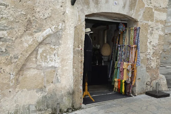 Gerahmter Druck : Laden, Pollenca, Mallorca, Pollensa Gerahmter Druck : Laden, Pollenca, Mallorca, Pollensa