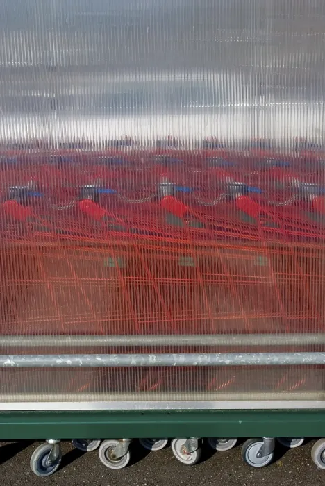 Gerahmter Druck : Einkaufswagen hinter Plexiglas. Gerahmter Druck : Einkaufswagen hinter Plexiglas.