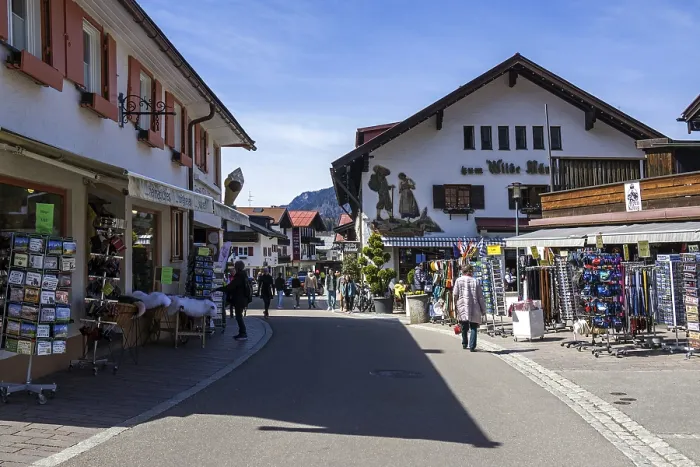 Gerahmter Druck : Läden auf der Oststraße in Oberstdorf. Gerahmter Druck : Läden auf der Oststraße in Oberstdorf.