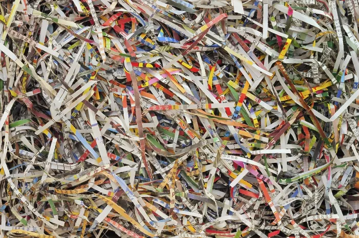Gerahmter Druck : Zerfetzte Zeitungen Gerahmter Druck : Zerfetzte Zeitungen
