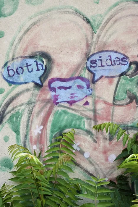 Gerahmter Druck : Beide Seiten, Graffiti an einer Wand. Gerahmter Druck : Beide Seiten, Graffiti an einer Wand.