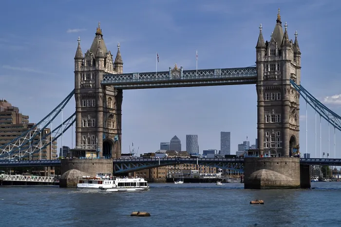 Gerahmter Druck : Boot mit Ausflugsfahrt auf dem Themse, Tower Bridge. Gerahmter Druck : Boot mit Ausflugsfahrt auf dem Themse, Tower Bridge.