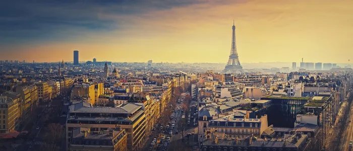 Gerahmter Druck : Panorama von Paris mit Blick auf die Eiffelturm, Frankreich. Ein schönes Sonnenuntergangsszenario der pariser Stadtlandschaft. Romantischer Ausblick über Dächer historischer Gebäude und Sehenswürdigkeiten. Urlaubsziel Gerahmter Druck : Panorama von Paris mit Blick auf die Eiffelturm, Frankreich. Ein schönes Sonnenuntergangsszenario der pariser Stadtlandschaft. Romantischer Ausblick über Dächer historischer Gebäude und Sehenswürdigkeiten. Urlaubsziel