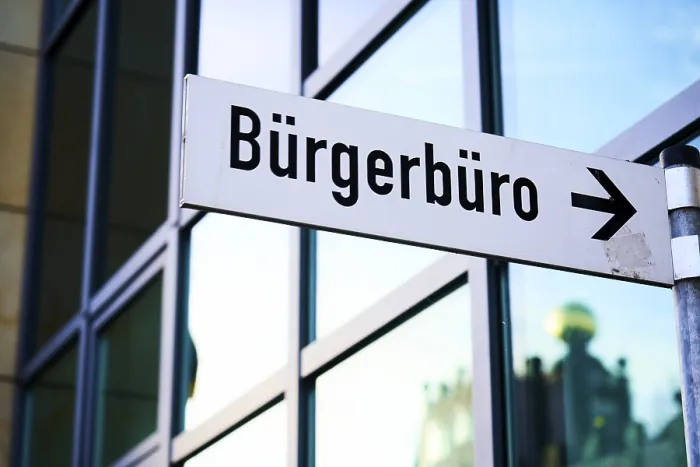 Gerahmter Druck : Schild für Burgerburo Mitte Gerahmter Druck : Schild für Burgerburo Mitte