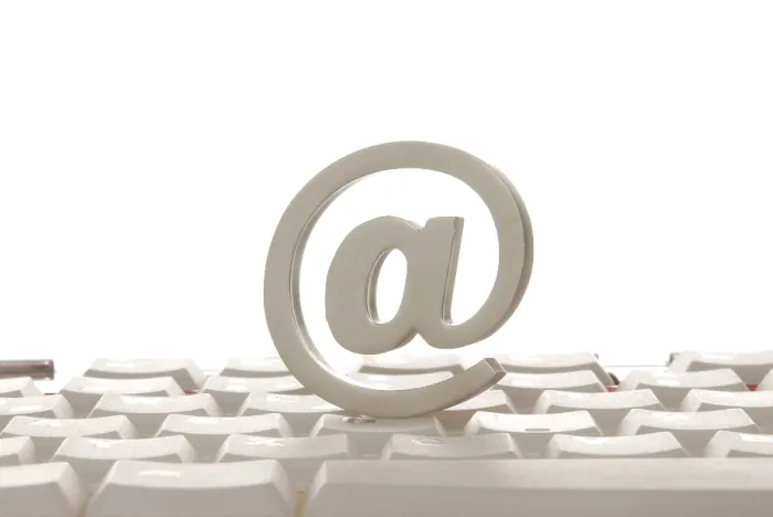Gerahmter Druck : Der @-Zeichen auf einem Computer-Tastatur, Symbol für das Internet Gerahmter Druck : Der @-Zeichen auf einem Computer-Tastatur, Symbol für das Internet