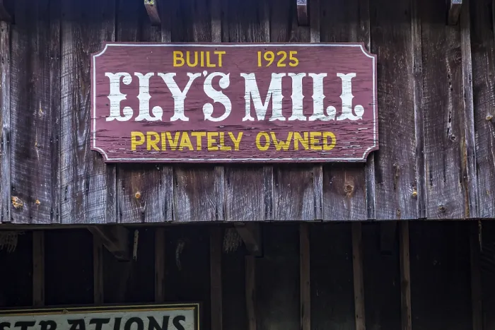 Gerahmter Druck : Schild am Ely's Mill Mietwohnwagen Gerahmter Druck : Schild am Ely's Mill Mietwohnwagen