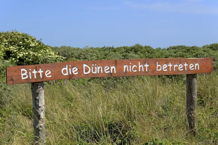 Gerahmter Druck : Schild am Strand: Bitte nicht in die Dünen eintreten Gerahmter Druck : Schild am Strand: Bitte nicht in die Dünen eintreten