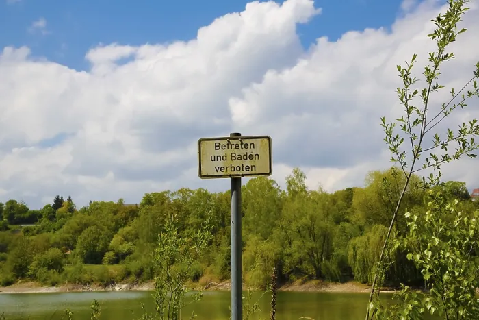 Gerahmter Druck : Verbot des Eintritts und Badens, Schrift, Biotoptyp, Artenschutz, Naturschutz, Limnologie, Habitat, Renaturierung in der Steinbruchsee Laizer in Paultertal Industriepark bei Laiz-Inzigkofen im Landkreis Sigmaringen in Baden-Württemberg. Gerahmter Druck : Verbot des Eintritts und Badens, Schrift, Biotoptyp, Artenschutz, Naturschutz, Limnologie, Habitat, Renaturierung in der Steinbruchsee Laizer in Paultertal Industriepark bei Laiz-Inzigkofen im Landkreis Sigmaringen in Baden-Württemberg.