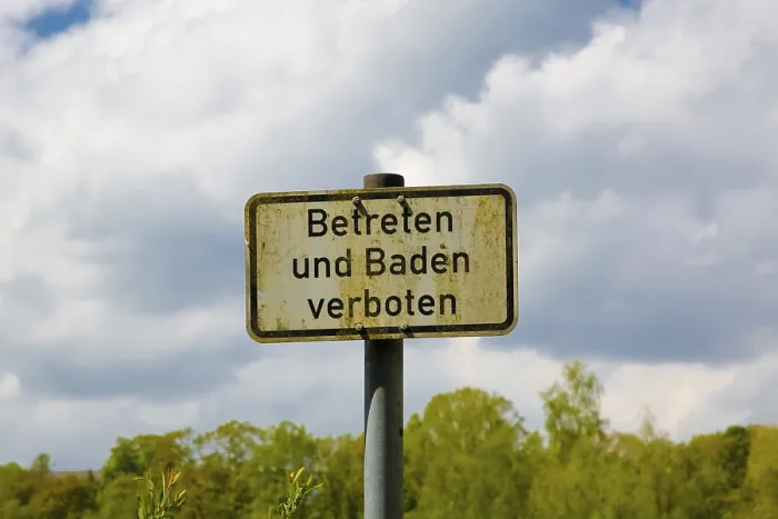 Gerahmter Druck : Verbotene Eintritt und Baden, Buchstabe, Biotoptyp, Artenschutz, Natur- und Umweltschutz, Aquatische Ökologie, Lebensraum, Renaturierung in der Steinbruchsee Laizer Quarry Lake im Industriepark Paultertal bei Laiz-Inzigkofen im Landkreis Sigmaringen in Baden-Württemberg Gerahmter Druck : Verbotene Eintritt und Baden, Buchstabe, Biotoptyp, Artenschutz, Natur- und Umweltschutz, Aquatische Ökologie, Lebensraum, Renaturierung in der Steinbruchsee Laizer Quarry Lake im Industriepark Paultertal bei Laiz-Inzigkofen im Landkreis Sigmaringen in Baden-Württemberg