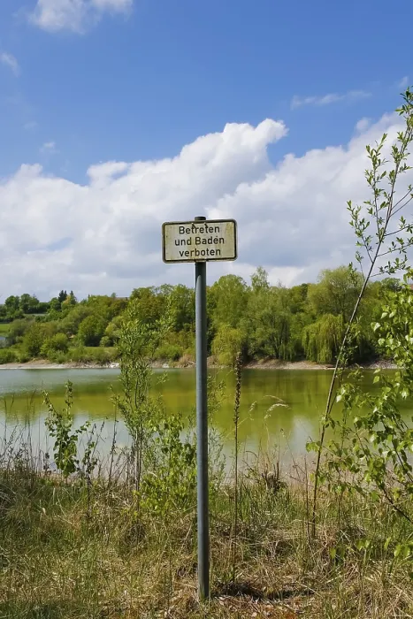 Gerahmter Druck : Verbotene Eintritt und Baden, Schrift, Biotope, Artenschutz, Naturschutz, Limnologie, Habitat, Renaturierung in der Steinbruchsee Laizer Quarry Lake im Industriepark Paultertal bei Laiz-Inzigkofen im Landkreis Sigmaringen in Baden-Württemberg Deutschland Gerahmter Druck : Verbotene Eintritt und Baden, Schrift, Biotope, Artenschutz, Naturschutz, Limnologie, Habitat, Renaturierung in der Steinbruchsee Laizer Quarry Lake im Industriepark Paultertal bei Laiz-Inzigkofen im Landkreis Sigmaringen in Baden-Württemberg Deutschland