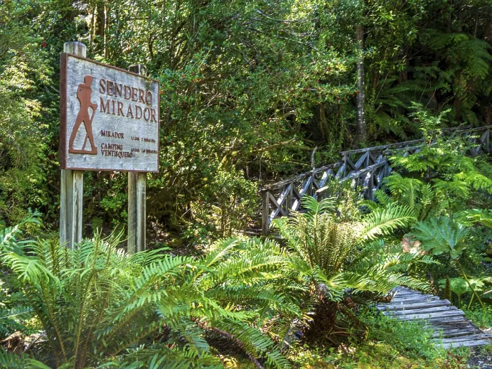 Gerahmter Druck : Schild, Wanderweg zum Aussichtspunkt. Gerahmter Druck : Schild, Wanderweg zum Aussichtspunkt.