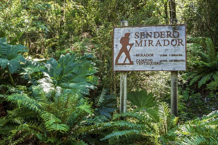 Gerahmter Druck : Schild, Wanderweg zum Aussichtspunkt. Gerahmter Druck : Schild, Wanderweg zum Aussichtspunkt.