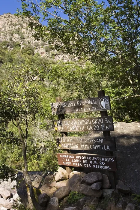 Gerahmter Druck : Schilder, Wanderung entlang des Flusses Figarella. Gerahmter Druck : Schilder, Wanderung entlang des Flusses Figarella.