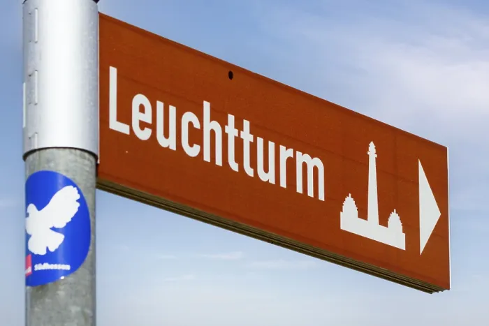 Gerahmter Druck : Schild zur Leuchtturmwanderung in Westerheversand, Westerhever, Eiderstedter Halbinsel, Schleswig-Holstein, Deutschland Gerahmter Druck : Schild zur Leuchtturmwanderung in Westerheversand, Westerhever, Eiderstedter Halbinsel, Schleswig-Holstein, Deutschland