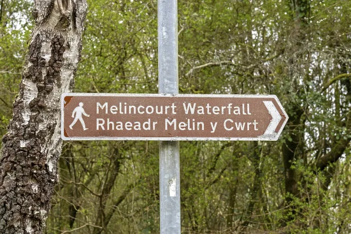 Gerahmter Druck : Schild zeigt auf den Wasserfall. Gerahmter Druck : Schild zeigt auf den Wasserfall.