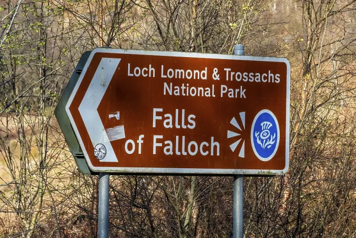 Gerahmter Druck : Schild, Wasserfall Fälle von Falloch Gerahmter Druck : Schild, Wasserfall Fälle von Falloch