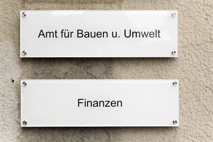 Gerahmter Druck : Zeichen auf einer Wand.