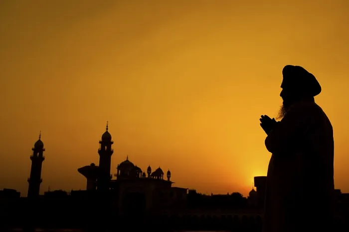 Gerahmter Druck : Silhouette einer Sikh-gebets Szene im Tempel Gerahmter Druck : Silhouette einer Sikh-gebets Szene im Tempel