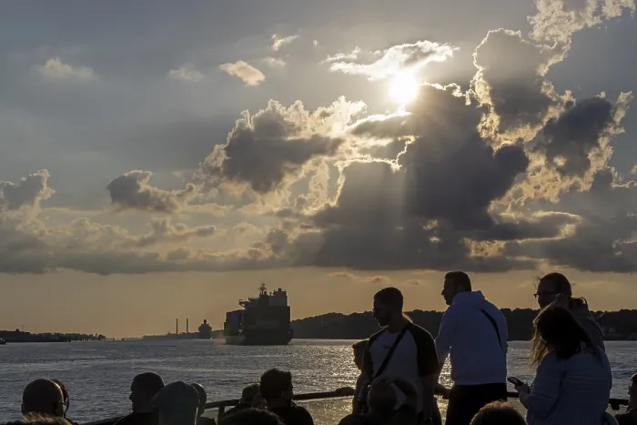 Gerahmter Druck : Silhouetten, Passagiere, Elbfähre Gerahmter Druck : Silhouetten, Passagiere, Elbfähre