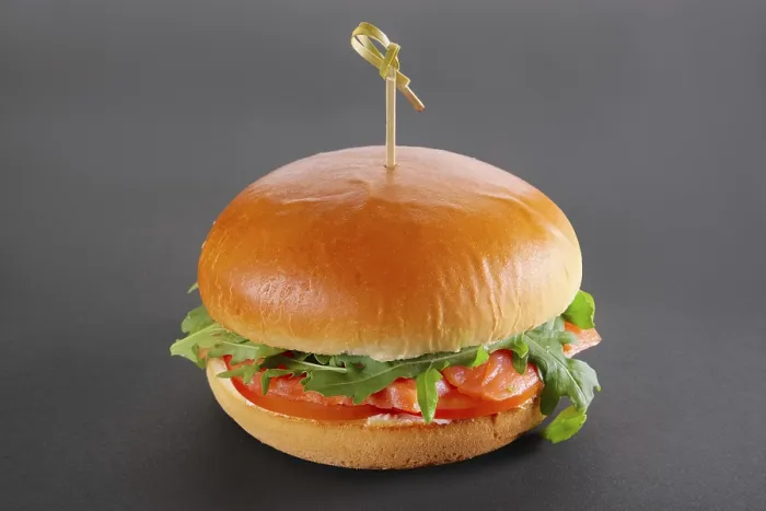 Gerahmter Druck : Einfacher Burger mit Schinken, Tomate. Gerahmter Druck : Einfacher Burger mit Schinken, Tomate.