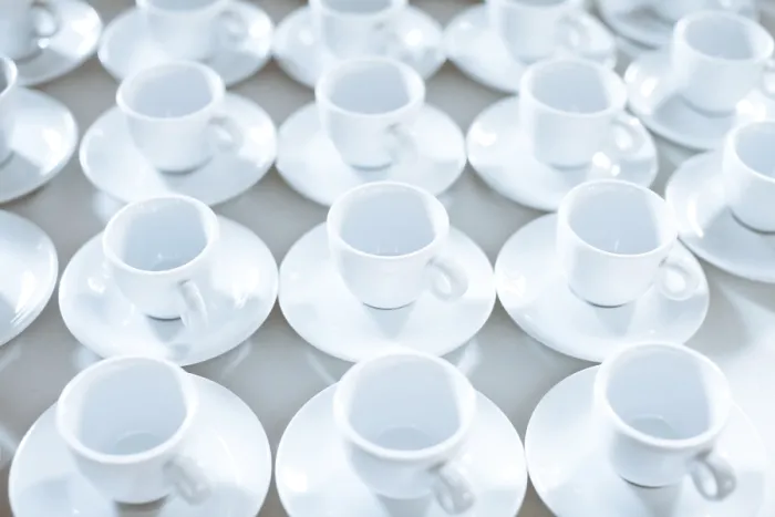 Gerahmter Druck : Einfaches Muster aus leeren Kaffeebechern im Restaurantbuffet.