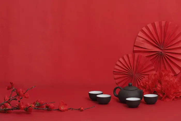 Gerahmter Druck : Einfaches rotes Hintergrundbild mit einem Teepott und Tassen. Gerahmter Druck : Einfaches rotes Hintergrundbild mit einem Teepott und Tassen.
