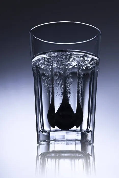Gerahmter Druck : Einfaches Wasserglas mit Löffel und Blasen. Gerahmter Druck : Einfaches Wasserglas mit Löffel und Blasen.