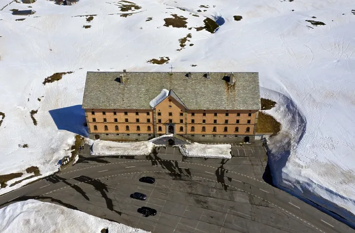 Gerahmter Druck : Simplon Hospiz am Simplonpass im Winter. Gerahmter Druck : Simplon Hospiz am Simplonpass im Winter.