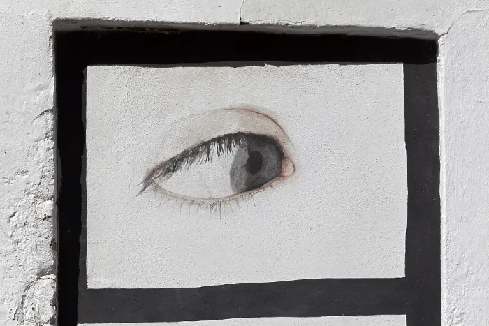 Gerahmter Druck : Ein einzelner Blick, nach vorne gerichtet, Graffiti in El Cabanyal-Viertel, Valencia, Spanien Gerahmter Druck : Ein einzelner Blick, nach vorne gerichtet, Graffiti in El Cabanyal-Viertel, Valencia, Spanien
