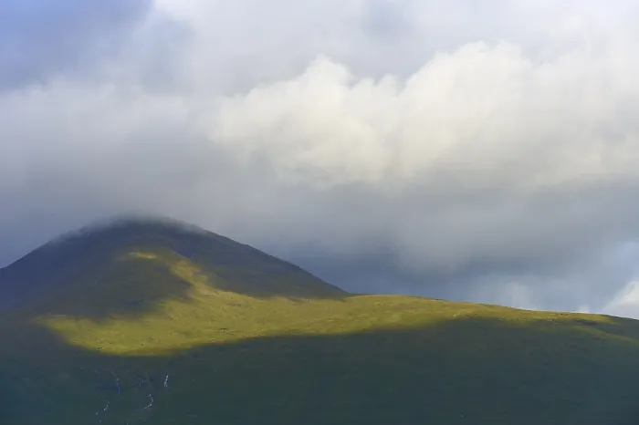 Gerahmter Druck : Ein einzelner Berg, der von Wolken bedeckt ist. Gerahmter Druck : Ein einzelner Berg, der von Wolken bedeckt ist.