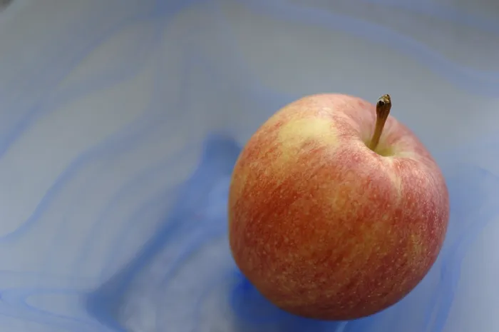 Gerahmter Druck : Ein einzelner roter Apfel. Gerahmter Druck : Ein einzelner roter Apfel.