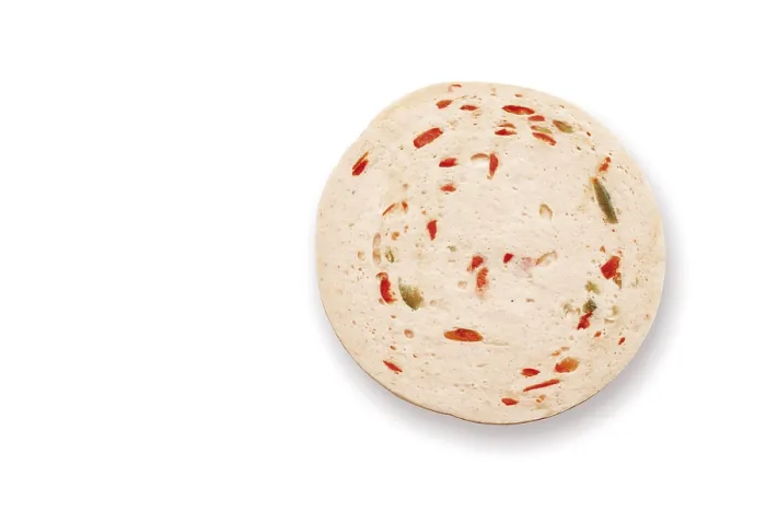 Gerahmter Druck : Ein Stück Mortadella mit Paprika Gerahmter Druck : Ein Stück Mortadella mit Paprika