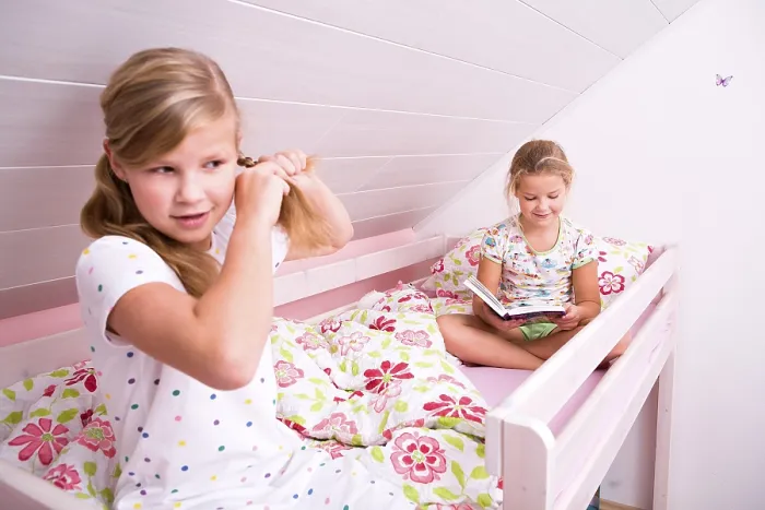 Gerahmter Druck : Schwestern lesen ein Buch im Bett. Gerahmter Druck : Schwestern lesen ein Buch im Bett.