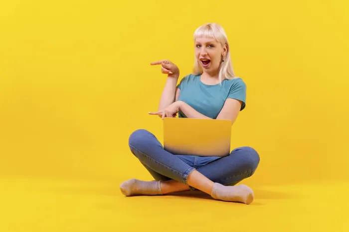 Gerahmter Druck : Mit einem Laptop sitzend, der nach links zeigt. Gerahmter Druck : Mit einem Laptop sitzend, der nach links zeigt.