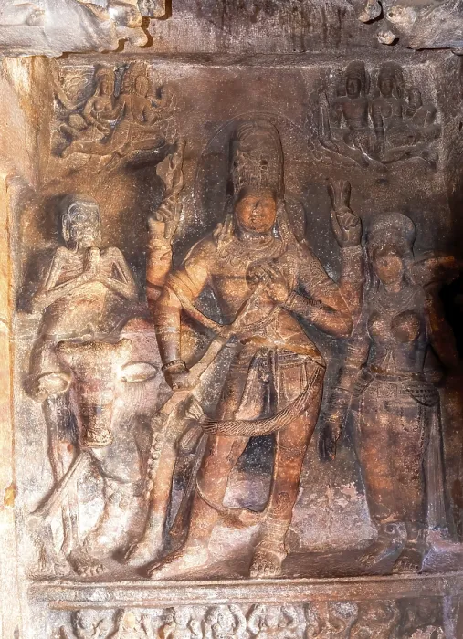 Gerahmter Druck : Siva mit seiner Gemahlin Parvathi mit Rishaba in Höhle 1. Gerahmter Druck : Siva mit seiner Gemahlin Parvathi mit Rishaba in Höhle 1.