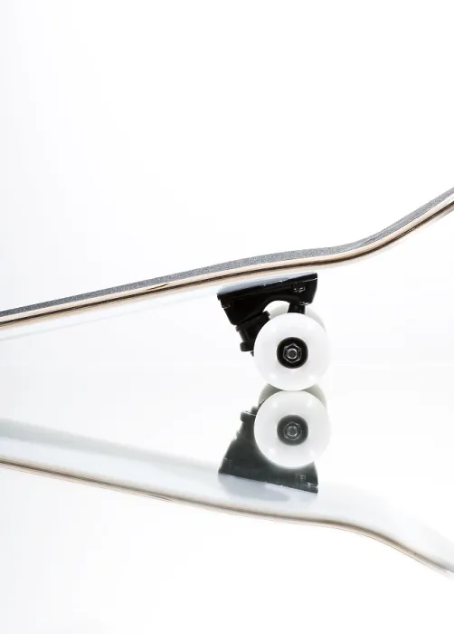 Gerahmter Druck : Skateboard auf einem Spiegel. Gerahmter Druck : Skateboard auf einem Spiegel.