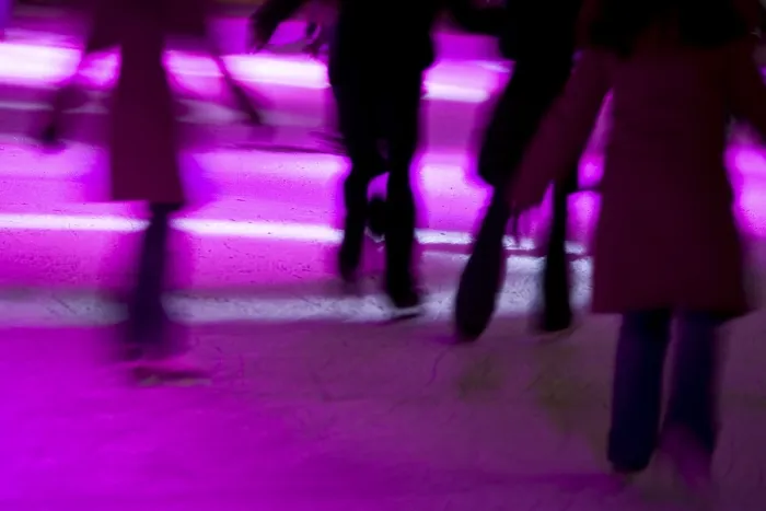 Gerahmter Druck : Eislaufen in der Nacht. Gerahmter Druck : Eislaufen in der Nacht.