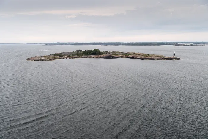 Gerahmter Druck : Insel mit kleinem Leuchtturm. Gerahmter Druck : Insel mit kleinem Leuchtturm.