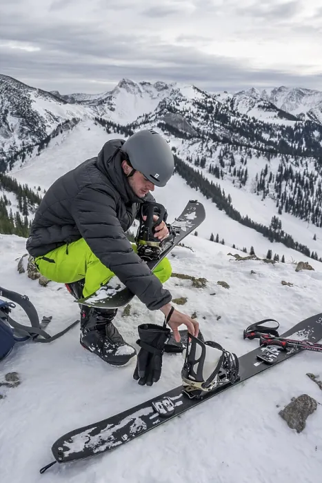 Gerahmter Druck : Skifahrer, der Mann montiert sein Splitboard. Gerahmter Druck : Skifahrer, der Mann montiert sein Splitboard.