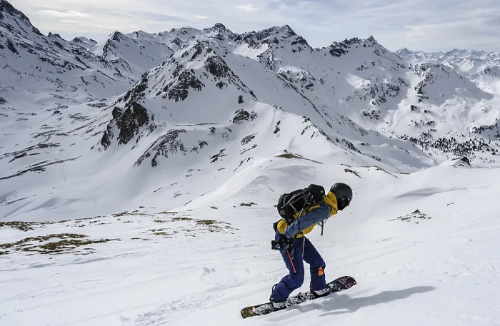 Gerahmter Druck : Ski-Tourer mit Splitboard auf der Abfahrt. Gerahmter Druck : Ski-Tourer mit Splitboard auf der Abfahrt.