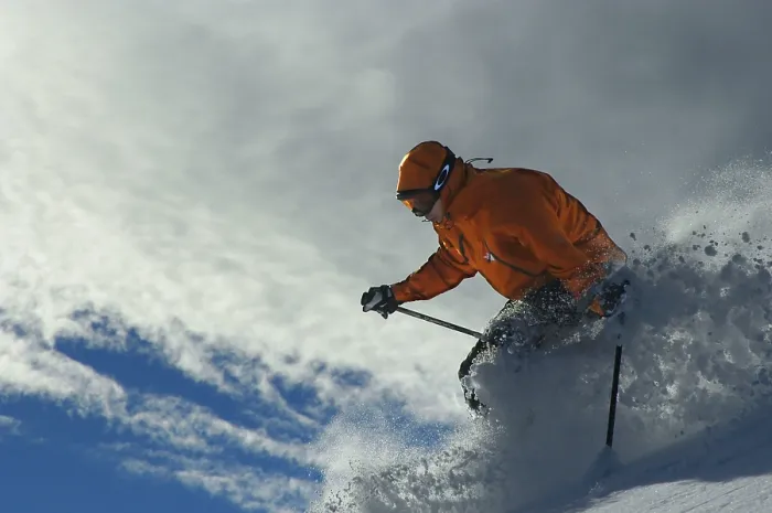 Gerahmter Druck : Ein Skifahrer in tiefem Schnee. Gerahmter Druck : Ein Skifahrer in tiefem Schnee.