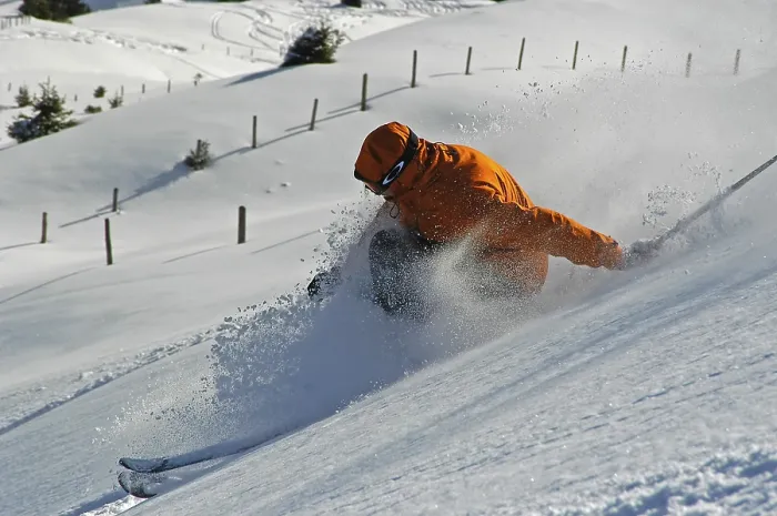 Gerahmter Druck : Ein Skifahrer in tiefem Schnee. Gerahmter Druck : Ein Skifahrer in tiefem Schnee.