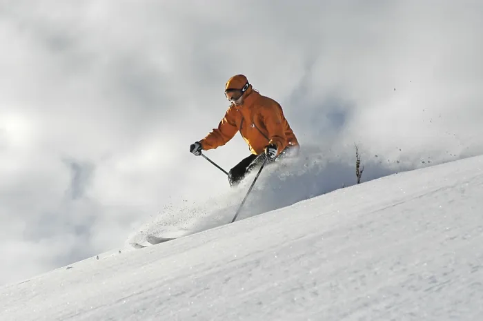Gerahmter Druck : Ein Skifahrer in tiefem Schnee. Gerahmter Druck : Ein Skifahrer in tiefem Schnee.