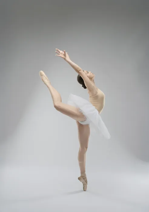 Gerahmter Druck : Eine geschickte Balletttänzerin springt elegant in einem Studio. Gerahmter Druck : Eine geschickte Balletttänzerin springt elegant in einem Studio.