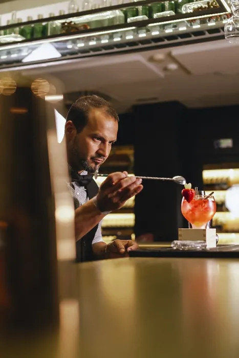 Gerahmter Druck : Ein geschickter Barkeeper mixt einen Cocktail. Gerahmter Druck : Ein geschickter Barkeeper mixt einen Cocktail.