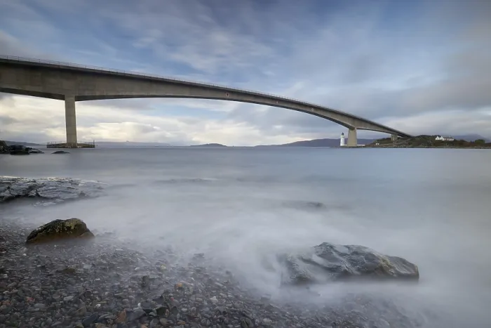 Gerahmter Druck : Sky Bridge und Leuchtturm, Isle of Skye Gerahmter Druck : Sky Bridge und Leuchtturm, Isle of Skye