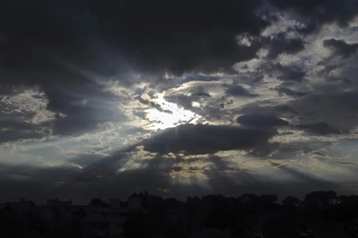 Gerahmter Druck : Himmel mit Wolken und Strahlen der Sonne. Gerahmter Druck : Himmel mit Wolken und Strahlen der Sonne.